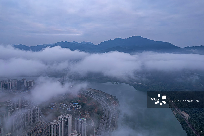 福建省南平市顺昌县平流雾中的城市景色图片素材