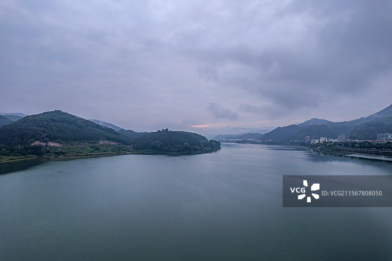 福建省南平市顺昌县平流雾中的河流与高山图片素材