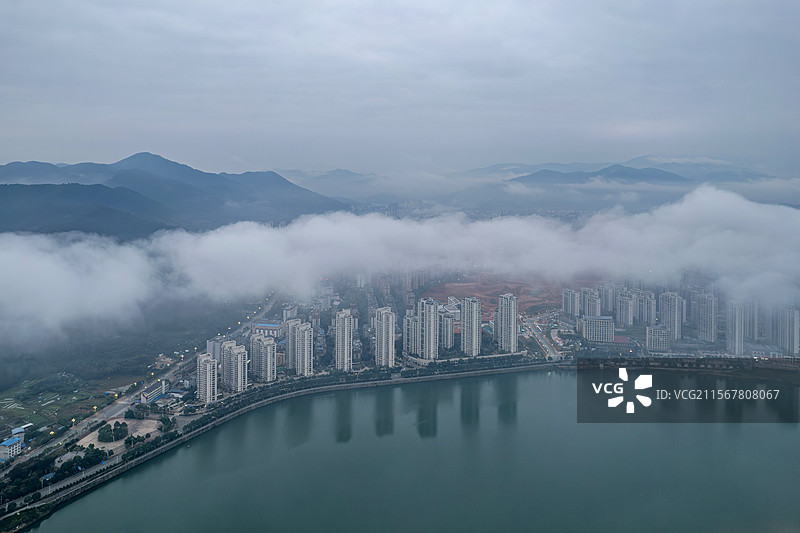 福建省南平市顺昌县平流雾中的滨水城市风光图片素材