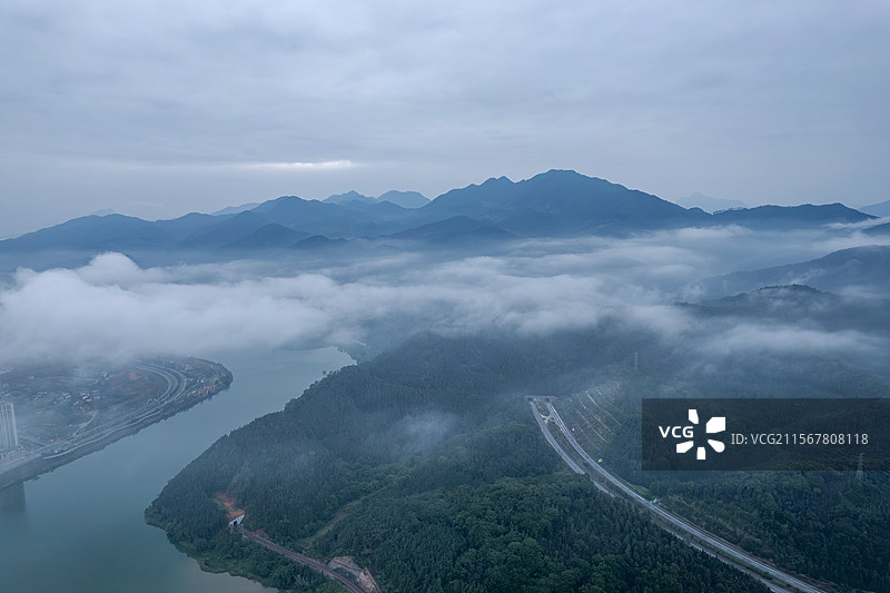福建省南平市顺昌县云雾中的山脉与公路的航拍图片素材