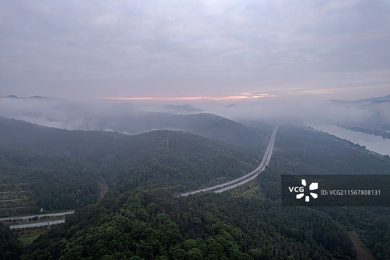 福建省南平市顺昌县云雾中的山脉与公路的航拍图片素材