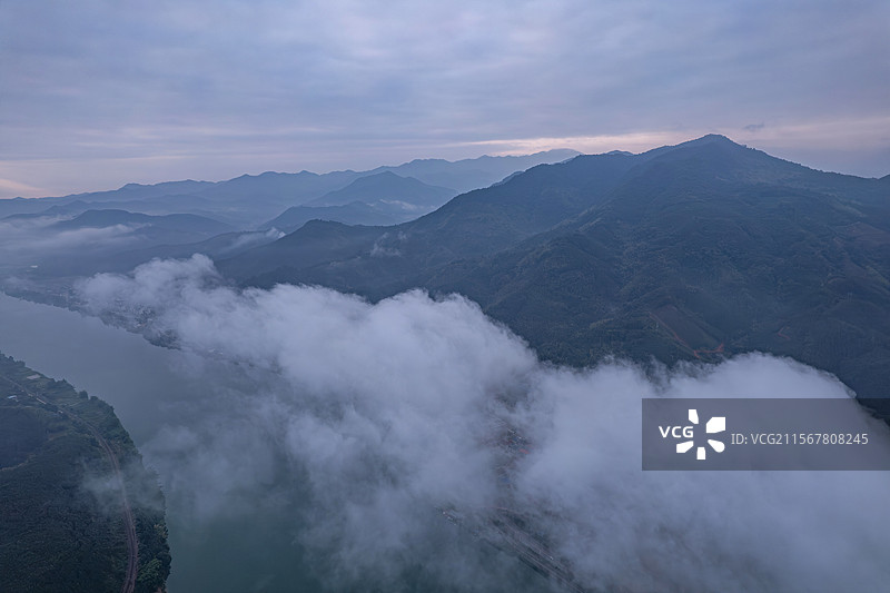 福建省南平市顺昌县平流雾中的河流与高山图片素材