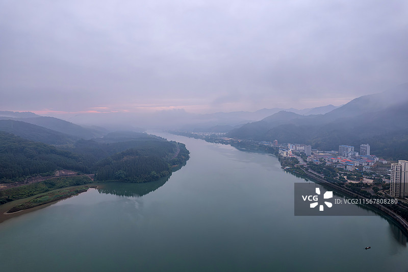 福建省南平市顺昌县平流雾中的河流与高山图片素材