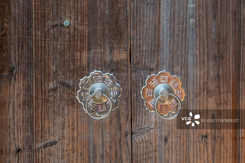 木门上的对八卦形状的门环图片素材