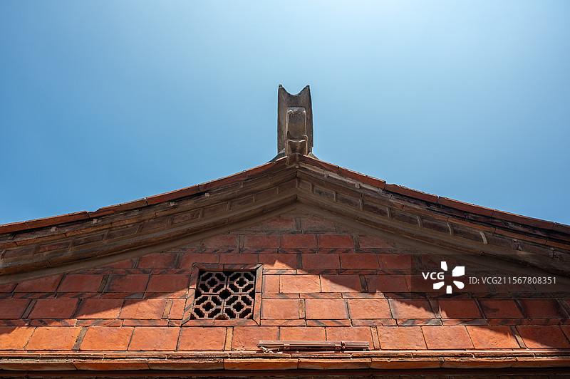 中国传统建筑闽南红砖古建筑的屋顶局部特写图片素材