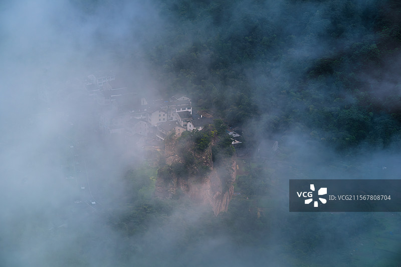 云雾中的温州乐清雁荡山灵岩景区图片素材