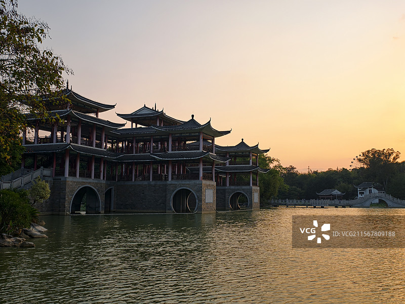 南宁狮山公园竹影桥荷园图片素材