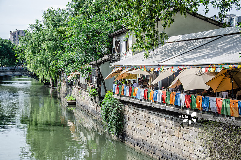 春日晴天的杭州小河和临水建筑 休闲户外露台图片素材