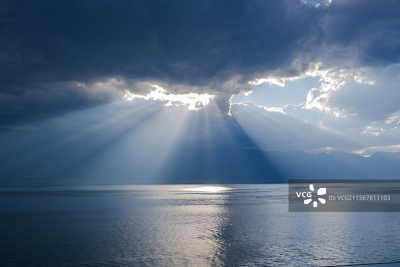 大理洱海边光束丁达尔效应图片素材