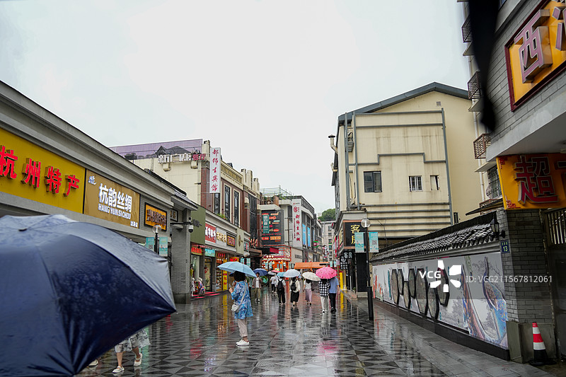 杭州 梅雨天 阴天 武林夜市 街景图片素材