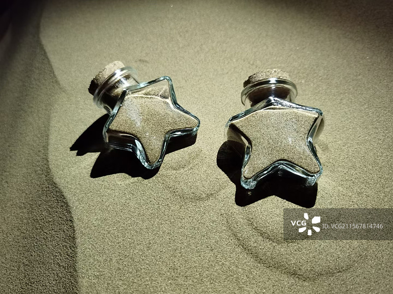 在腾格里沙漠用星星瓶子装的许愿沙图片素材