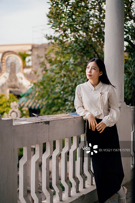在佛山百年园林建筑鸣石花园的中式女人图片素材