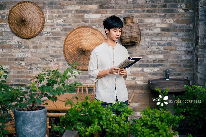 在佛山顺德鸣石花园周边感受生活的年轻男人图片素材