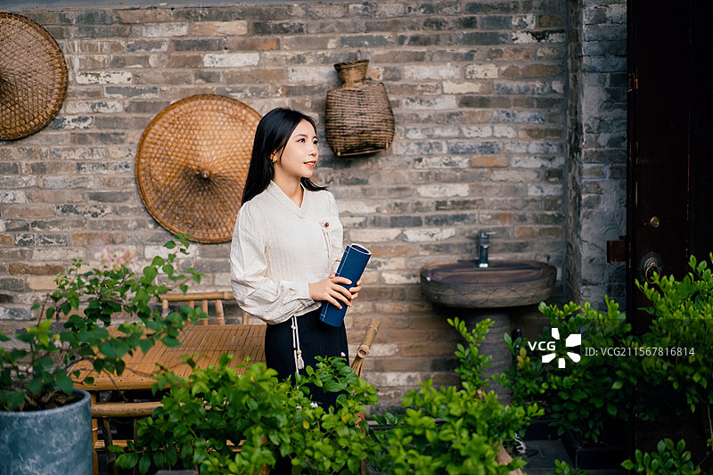 在佛山顺德鸣石花园周边感受生活的年轻女人图片素材
