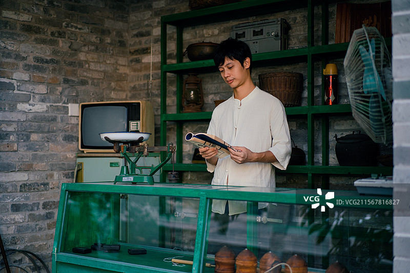 在佛山顺德鸣石花园周边感受生活的年轻男人图片素材