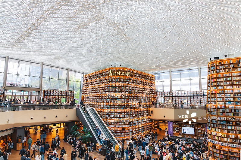 韩国首尔市中心，江南区，三成洞，水源星空图书馆Starfield Library，COEX商场，内景图片素材