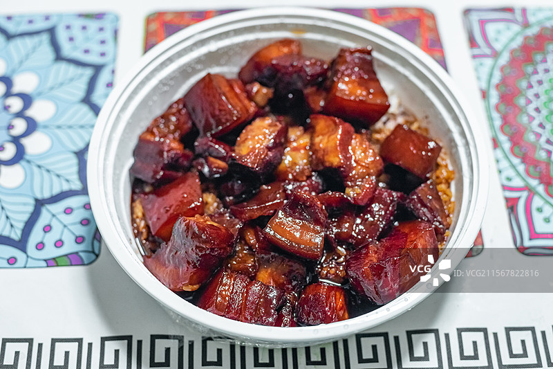 中国餐饮行业饮食产业传统经典中国食品美食拍摄主题，塑料透明盒子东坡肉红烧肉，室内无人图像图片素材