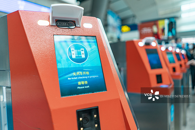 中国城市交通拍摄主题，国内火车交通公共设施，高铁站刷身份证人脸识别闸机检票机器，室内无人图像摄影图片素材