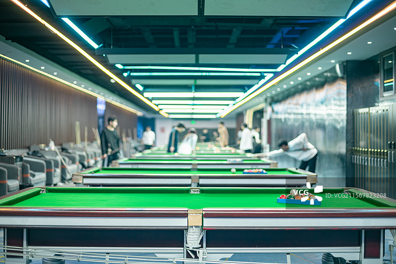 中国休闲娱乐拍摄主题，台球厅打台球的台球桌桌球用盒子摆球和背景打球的顾客，室内图像摄影图片素材