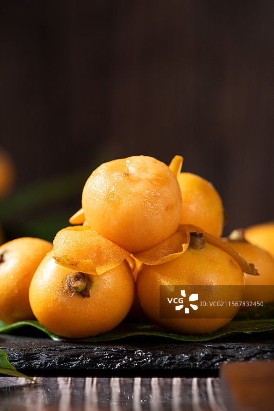 桌上剥开的新鲜枇杷图片素材