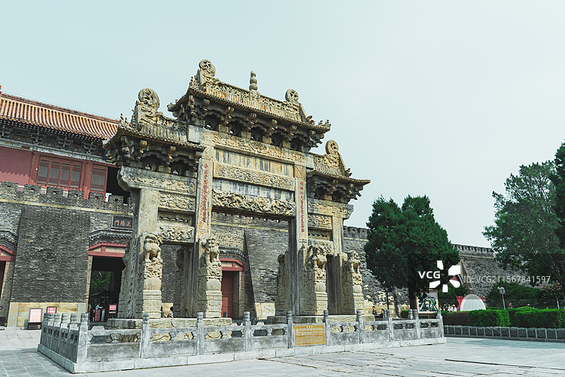 中国非都市风光拍摄主题，山东省泰安市国内著名景点泰山风景区，岱庙行宫城门门口的岱庙坊牌坊图片素材