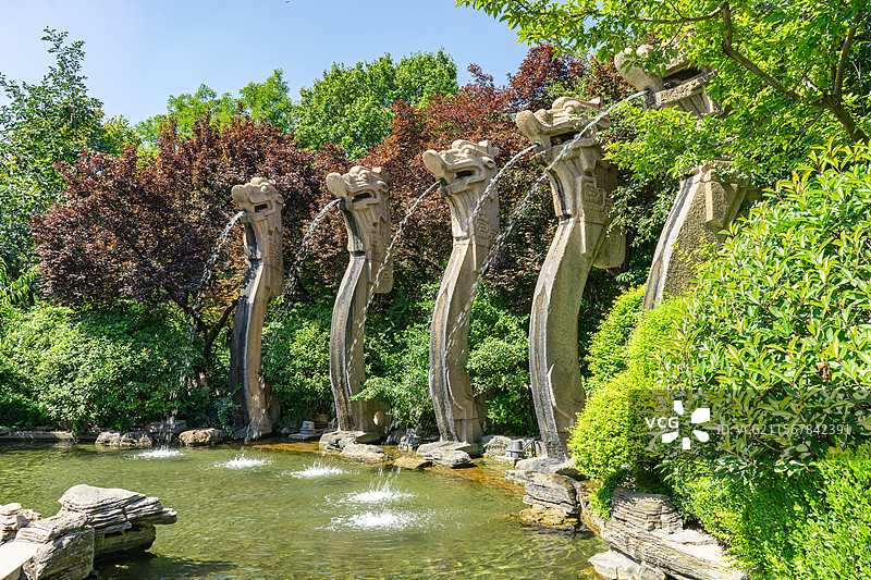 中国5A级旅游景区拍摄主题，山东济南趵突泉公园园林，五龙潭公园五个喷水的龙头，户外白昼无人图像摄影图片素材