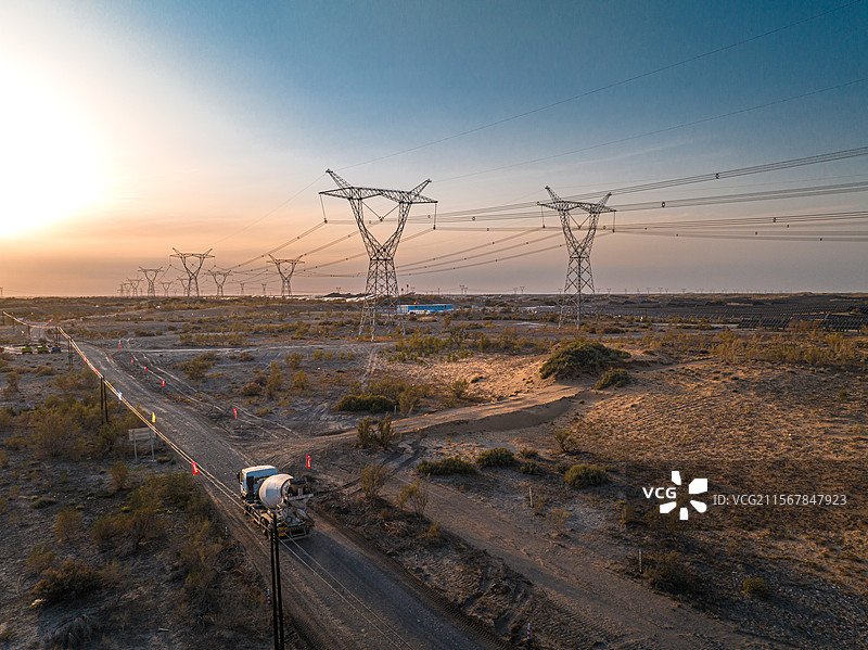 沙漠光伏板 古尔班通古特沙漠 电力铁塔 落日图片素材