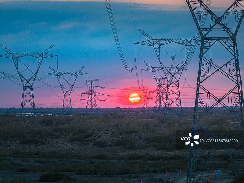 沙漠光伏板 古尔班通古特沙漠 电力铁塔 落日图片素材