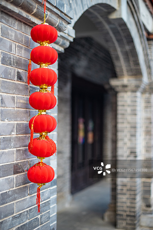 中国传统文化拍摄主题，砖墙上悬挂的成排的红色的中国传统灯笼，户外白昼无人图像摄影图片素材