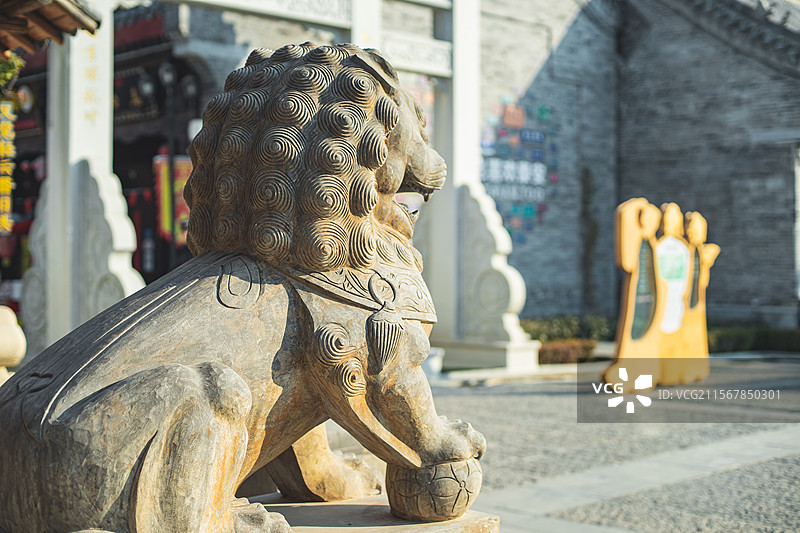 中国山东省泰安市著名景点泰山秀城民国风旅游景区，百年美馆门口的石狮子，户外白昼无人图像摄影图片素材