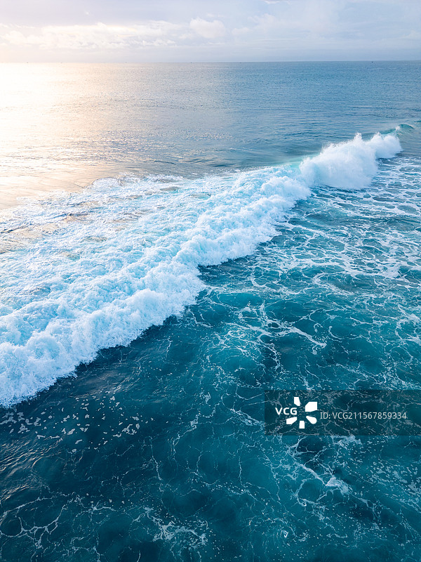日落晚霞与蔚蓝大海和海浪图片素材