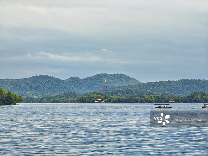 阴雨天的杭州西湖雷峰塔风光图片素材