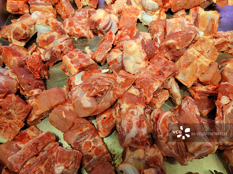 自选超市货柜里的猪肉图片素材