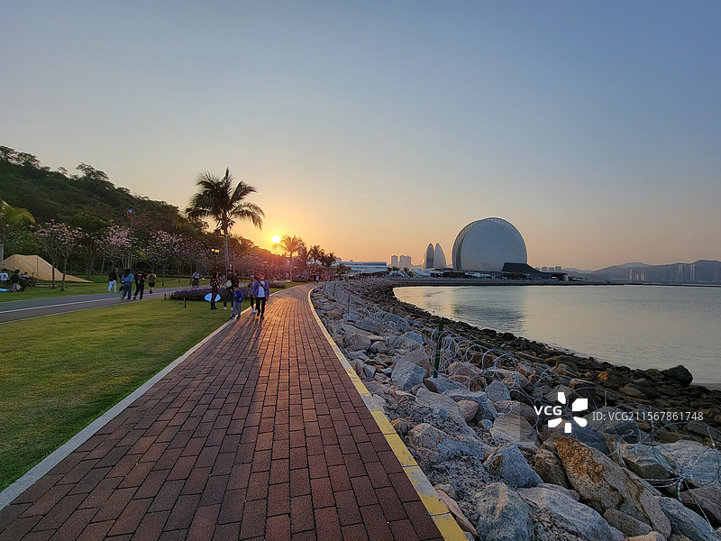 广东珠海大剧院日月贝旁海边的休闲步道图片素材