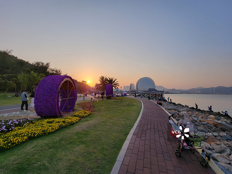 广东珠海大剧院日月贝旁海边的休闲步道图片素材