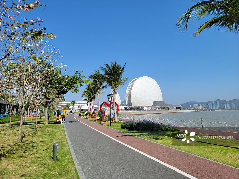 广东珠海大剧院日月贝旁海边的休闲步道图片素材