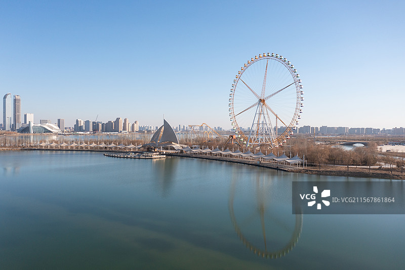 航拍宁夏银川阅海湖边的游乐场图片素材