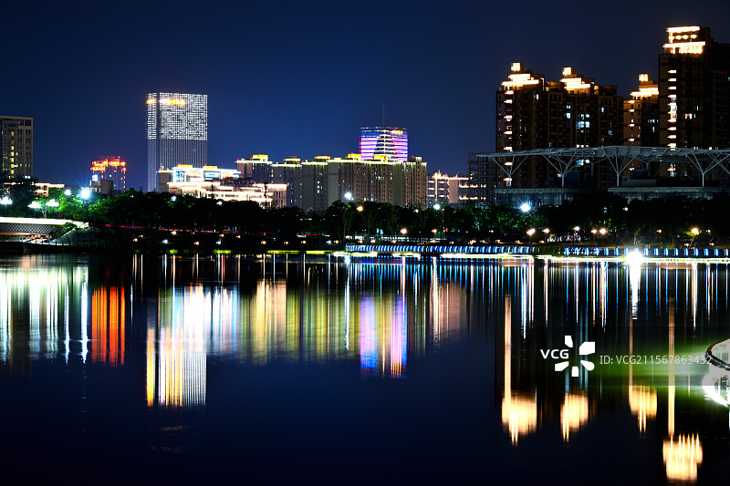 湖边商场和居民楼夜景，长曝光，慢门摄影，上海奉贤上海之鱼夜景，金海湖图片素材