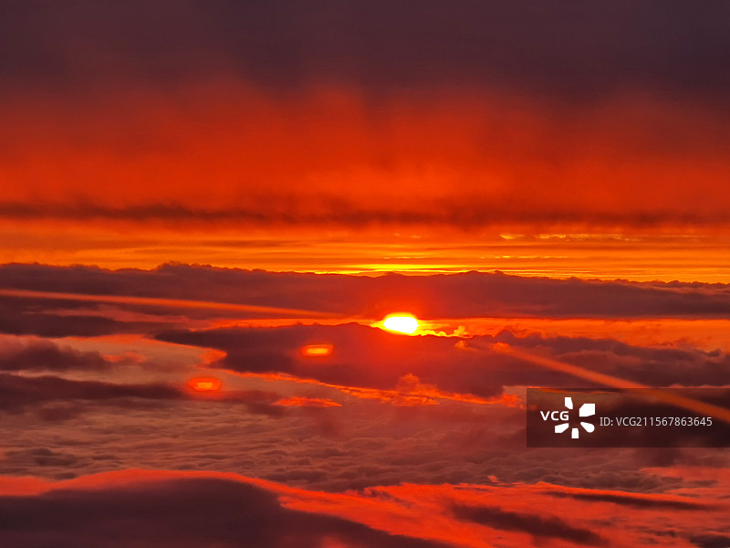 飞机上空的夕阳，霞光满天图片素材