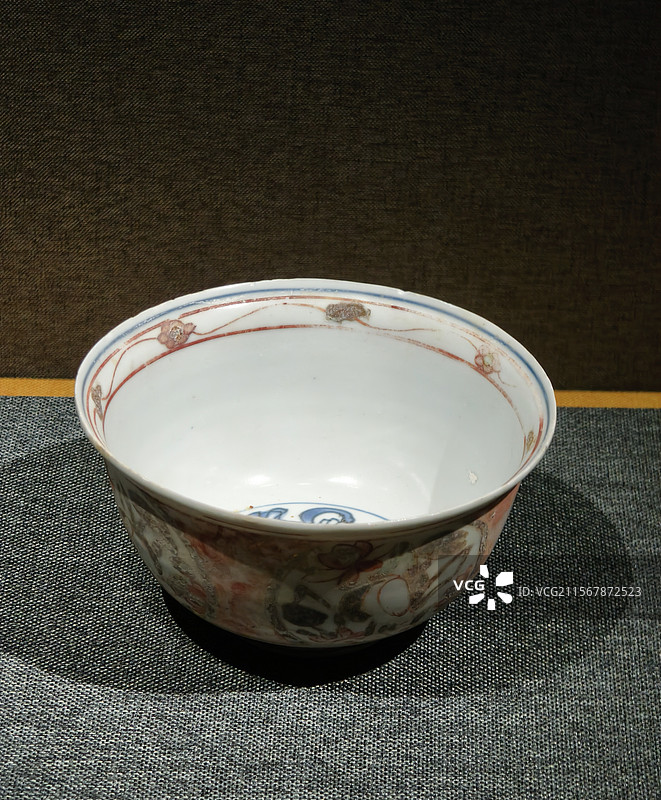 南京博物院景德镇窑青花五彩描金开光莲池鹭鸟纹碗（明万历）图片素材