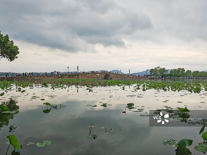 阴雨天的杭州西湖断桥残雪图片素材