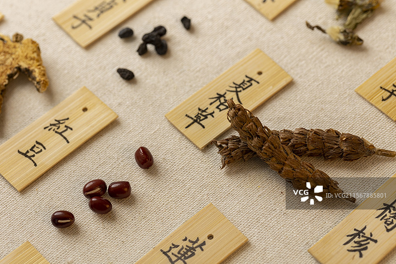 多种中药材：夏枯草和红豆图片素材