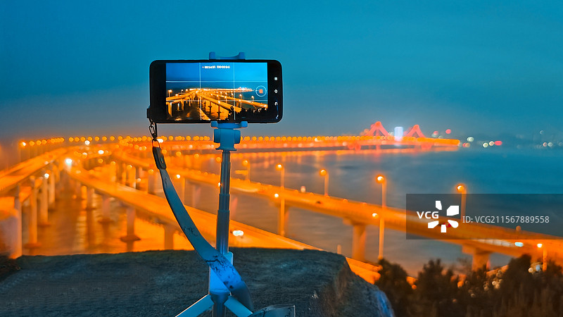 以手机为眼，捕捉跨海大桥夜色之美图片素材
