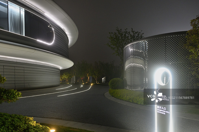 现代建筑与道路夜景图片素材