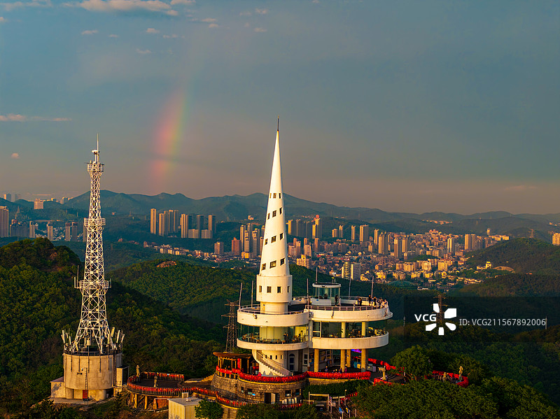大连莲花山观光塔的城市彩虹诗意画卷图片素材