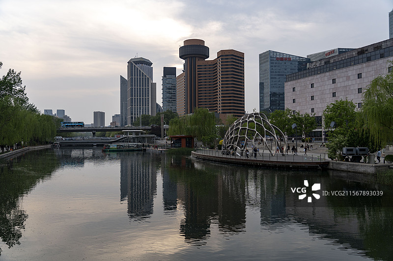 北京朝阳亮马河水岸风情街游船日落晚霞国际文化交流图片素材