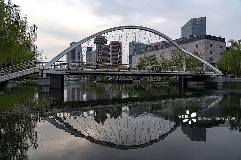 北京朝阳亮马河水岸风情街游船日落晚霞国际文化交流图片素材