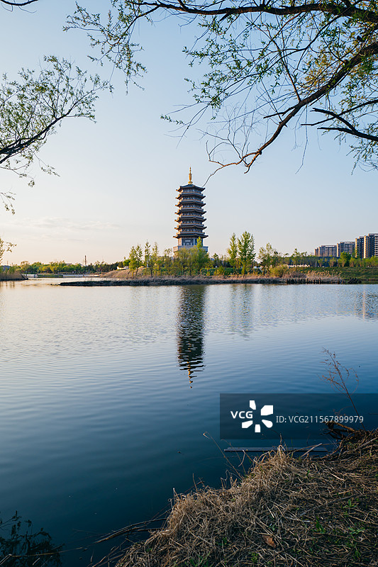 长春北湖国家湿地公园，佑国塔与湖水倒影图片素材