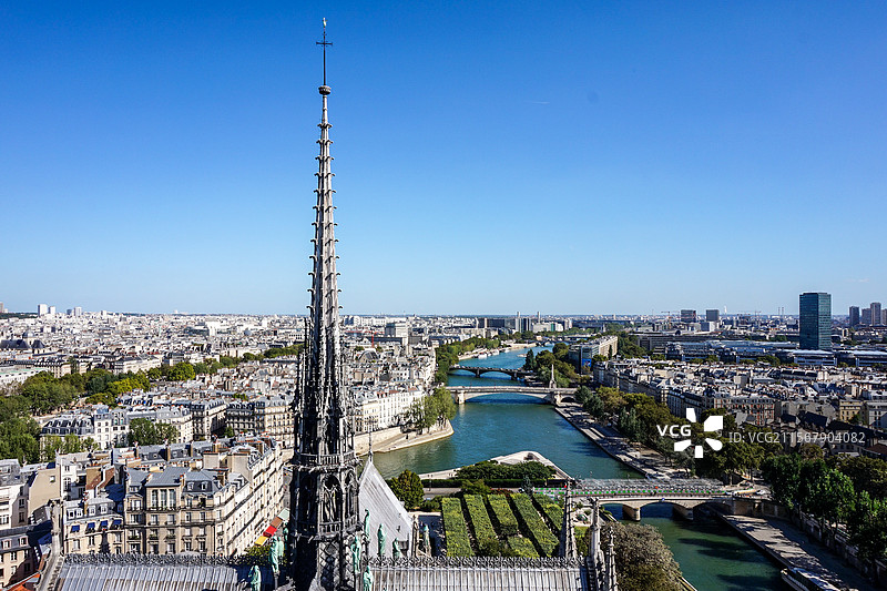 在法国巴黎圣母院楼顶远眺巴黎市区和旁边的塞纳河图片素材