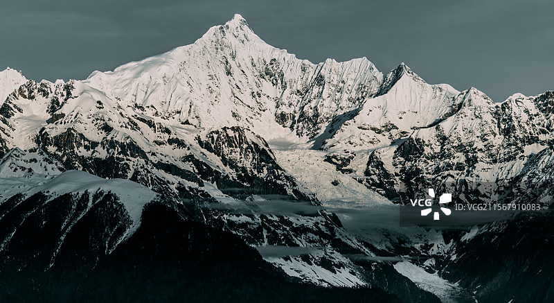 梅里雪山卡瓦格博峰图片素材